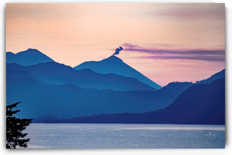 Atitlan volcan bleu by Jean Vachon Photographe