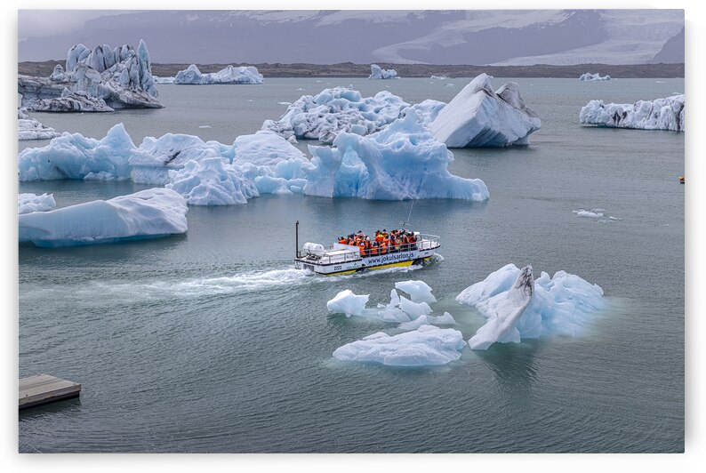  boat trip in jokulsarlon glacier lagoon among icebergs in icela by Gualtiero Boffi