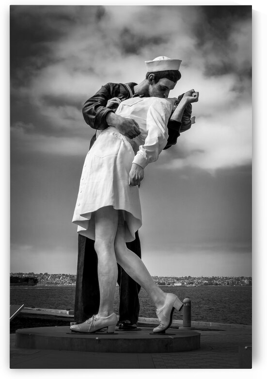 Nurse and sailor kissing sculpture San Diego by DELPHIMAGES