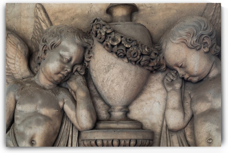 Couple of young angels crying for the loss. Sculpture on ancien by Paolo Modena