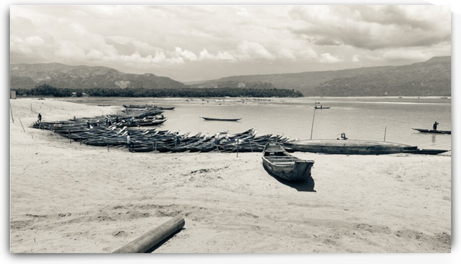 Boat on Tanggua Haor by Mohiuddin Ahmed