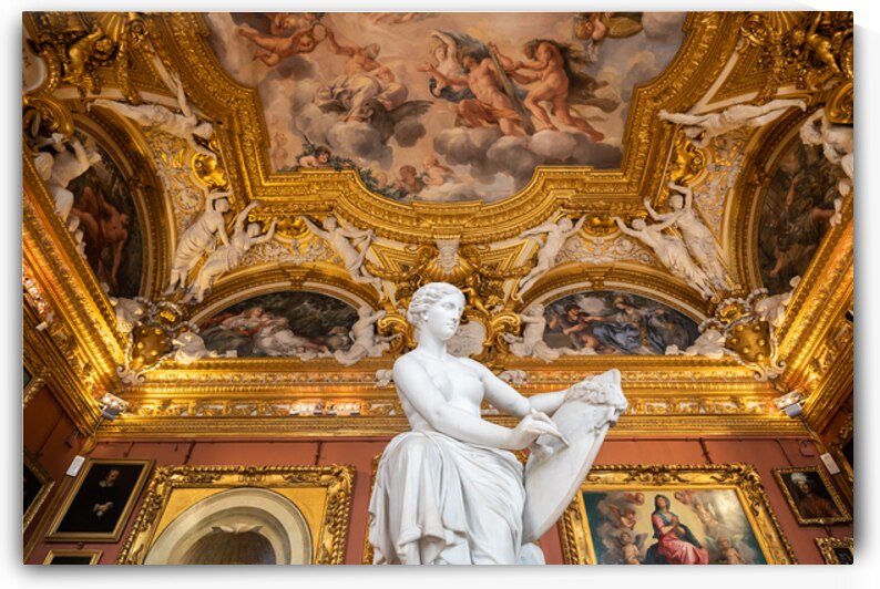 The room of Jupiter in Uffizi Museum with the statue of Victory by Paolo Modena