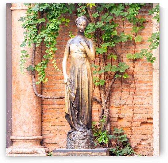 Juliet statue in front of the Romeo and Juliet balcony by Paolo Modena