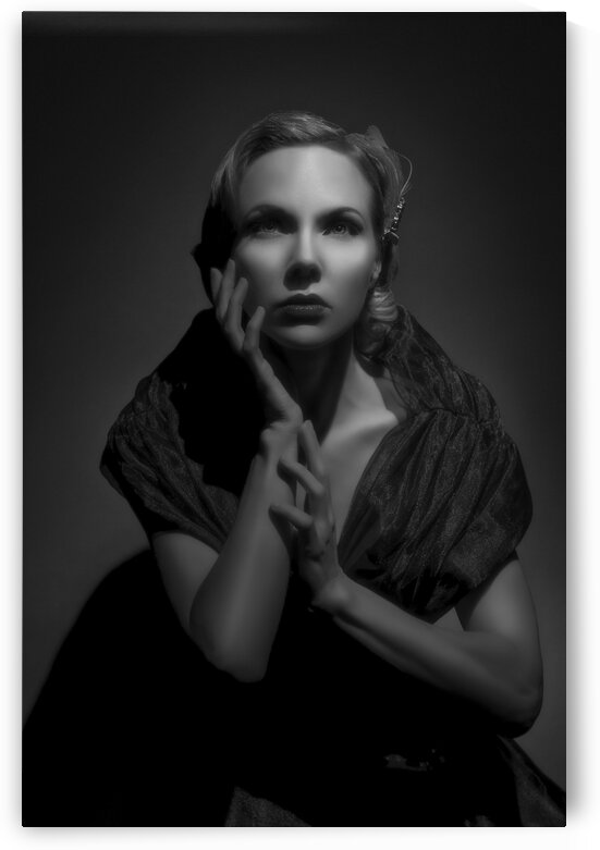 Dramatic black and white portrait of a young blonde glamourous woman from the 50s posing under a spotlight by Artmood Visualz