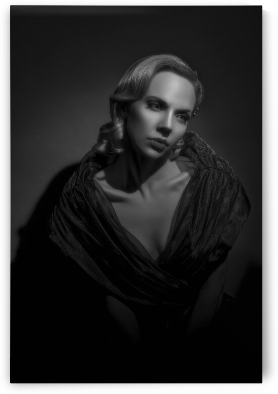 Glamourous black and white portrait of a young blonde woman from the 50s posing under a spotlight by Artmood Visualz