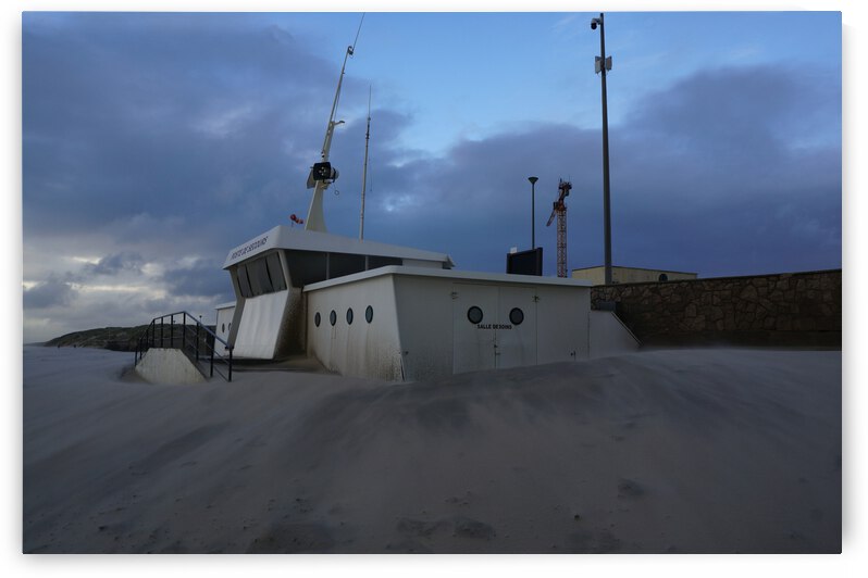Lifeguards station in sand by Cedric Doz