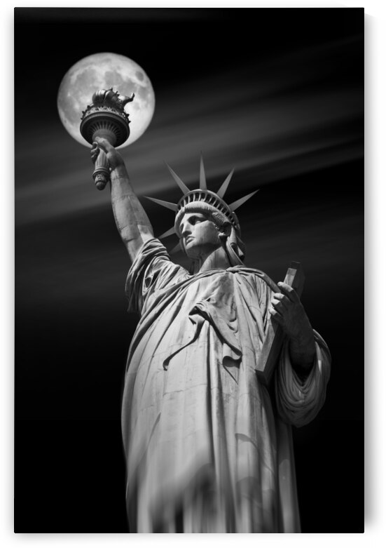 Liberty enlightening the night by DELPHIMAGES