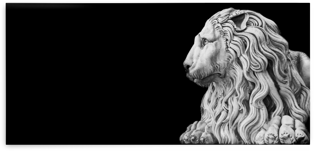 Antique lion statue - made of stone by Paolo Modena