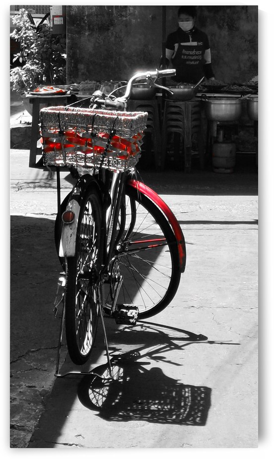 Old Bicycle by Saowalux Poshyanandana