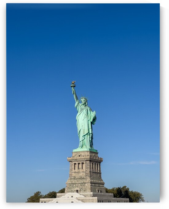 Statue of Liberty with clear sky by Jacobo Gutierrez