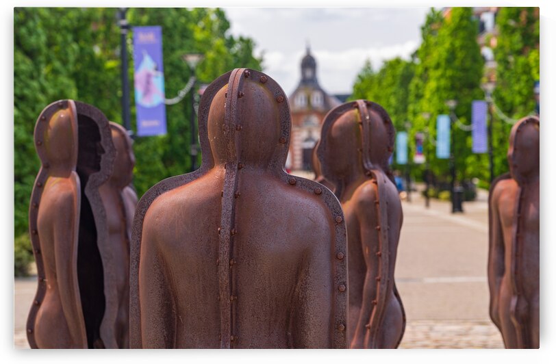 Iron scupltures of men in assembly in Royal Arsenal Riverside by Steve Heap