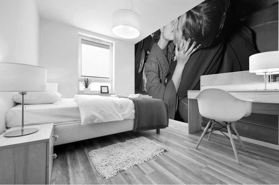 1940s CLOSE-UP COUPLE KISSING IN CONVERTIBLE CAR 201553 Mural print