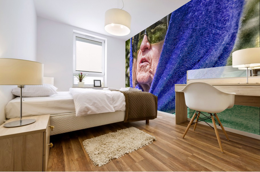 woman looking up Mural print