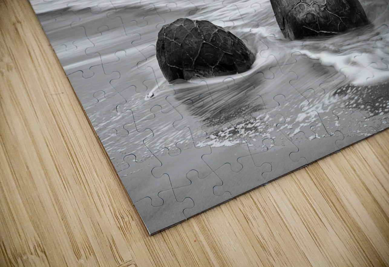 Moeraki Boulders and Waves Travelling Light Puzzle