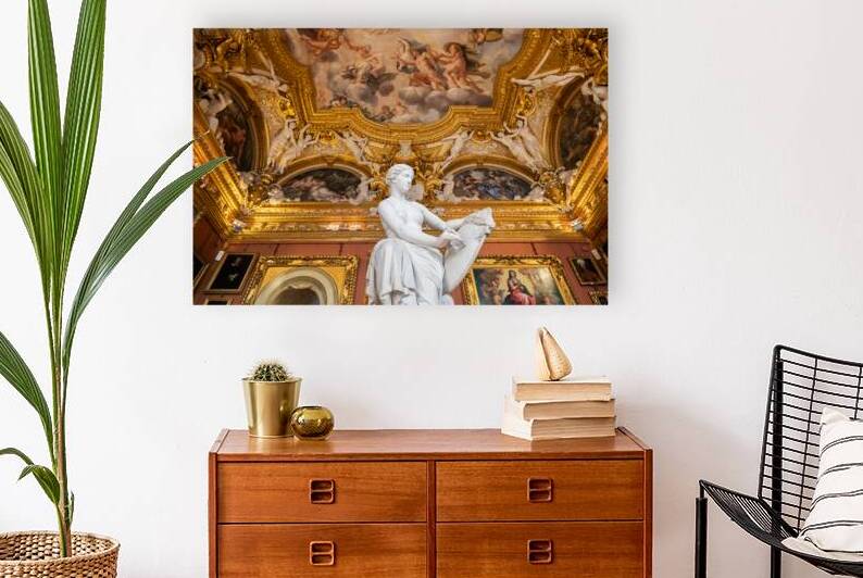 The room of Jupiter in Uffizi Museum with the statue of Victory by Paolo Modena