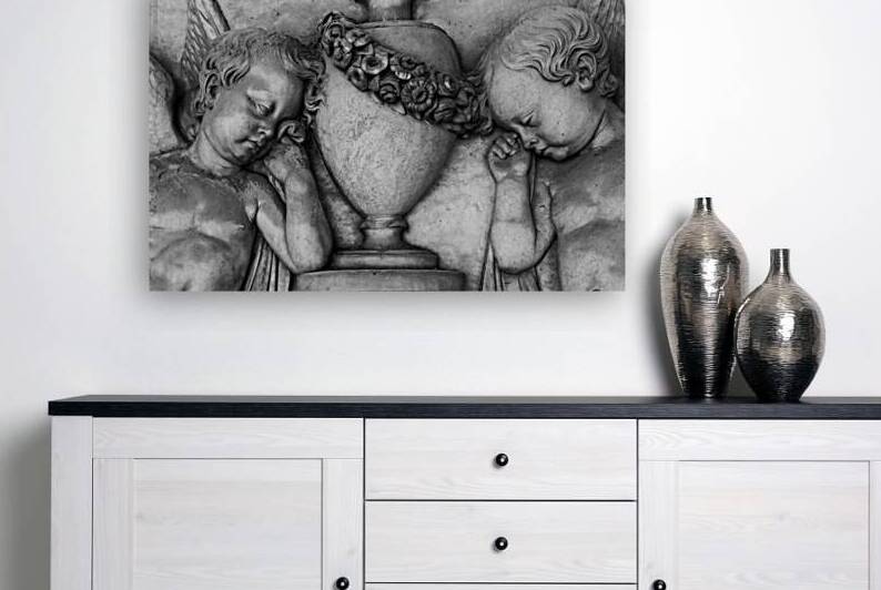 Couple of young angels crying for the loss. Sculpture on ancien by Paolo Modena