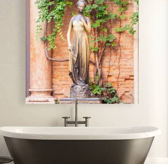 Juliet statue in front of the Romeo and Juliet balcony by Paolo Modena