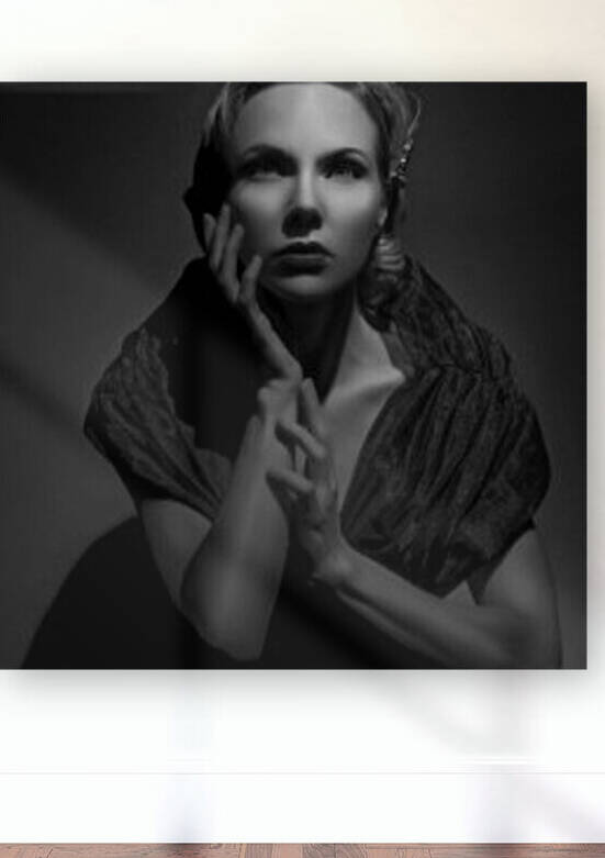 Dramatic black and white portrait of a young blonde glamourous woman from the 50s posing under a spotlight by Artmood Visualz