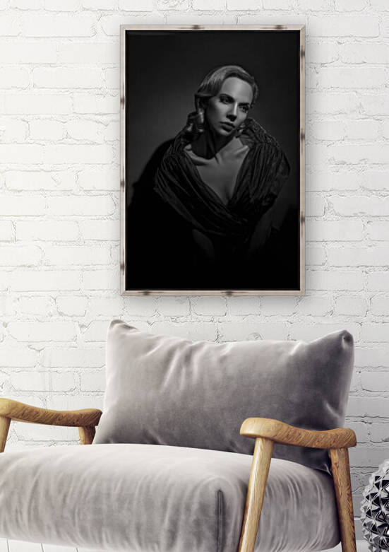 Glamourous black and white portrait of a young blonde woman from the 50s posing under a spotlight by Artmood Visualz