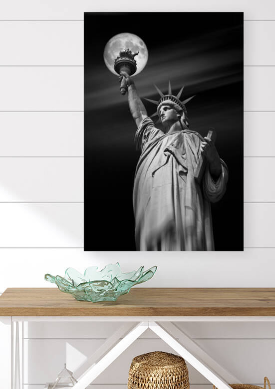 Liberty enlightening the night by DELPHIMAGES